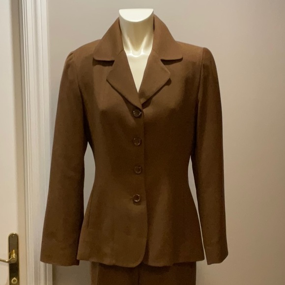 Femme Carriere Suit - Picture 2 of 7